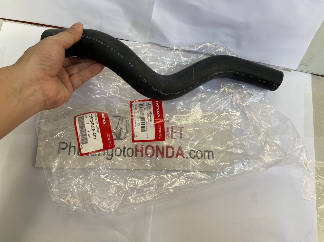 Ống két nước phía dưới xe Honda CIVIC